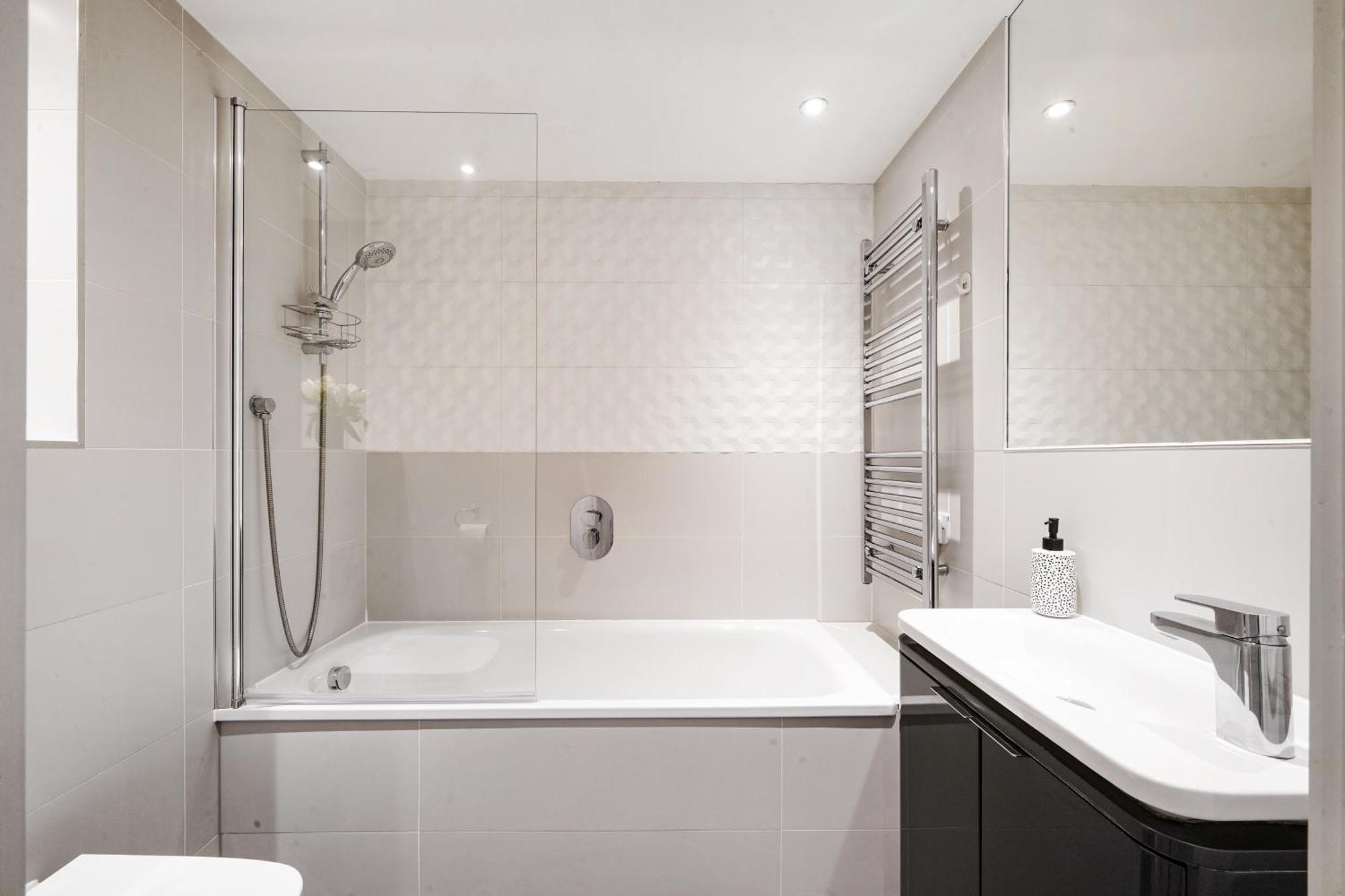 Luxury Apartment With Stunning Views On 10Th Floor Edgware Zewnętrze zdjęcie